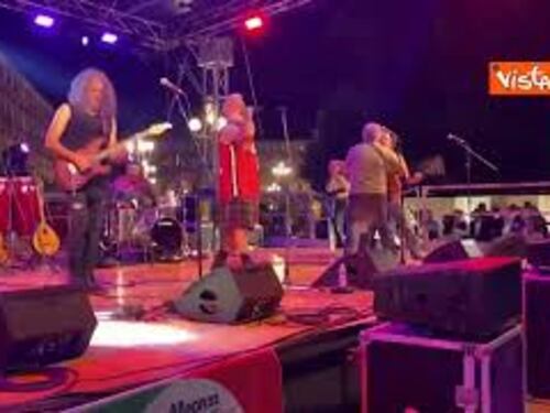 I Modena City Ramblers cantano "I Cento Passi" alla chiusura della campagna elettorale di Avs