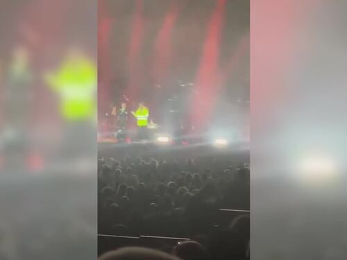 Tozzi in concerto, il sindaco sul palco: "Dopo lo show restate qui altre due ore"