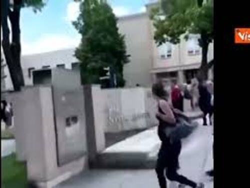 Premier slovacco ferito da colpi di arma da fuoco, i video postati sui social
