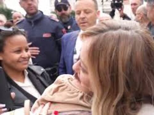 Meloni a Campobasso, una signora la abbraccia e si commuove: Ti voglio bene Gorgia