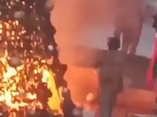 Siria, miliziani danno fuoco a un albero di Natale