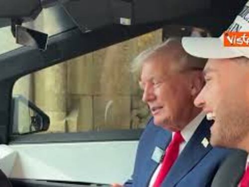 Donald Trump ascolta California Dreaming in un cybertruck