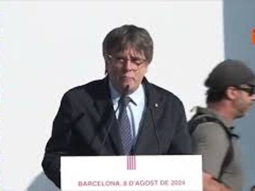 Il leader catalano Puigdemont torna a Barcellona dopo 7 anni da fuga: "Siamo ancora qui"