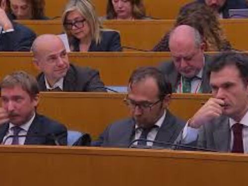 Meloni: "Tassa extraprofitti? Critica chi fa regali a banche"
