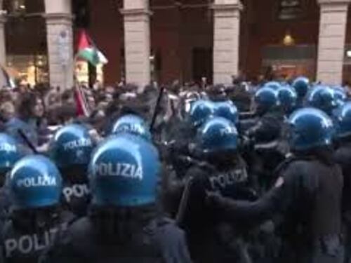 Protesta pro Palestina a Bologna, scontri tra studenti e forze dell'ordine