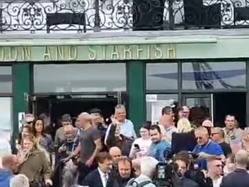 Milkshake lanciato sul viso di Farage