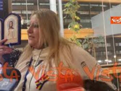 La protesta dell'eurodeputata romena fuori dall'Aula con la museruola e l'icona ortodossa