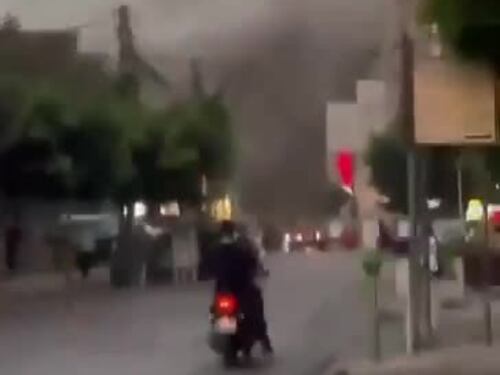 La colonna di fumo sollevata dal bombardamento israeliano su Beirut