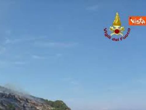 Incendio di Vieste, baia San Felice devastata dal rogo. Le operazioni di spegnimento con i Canadair
