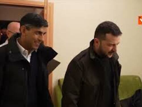 Il viaggio in treno, l'incontro con Zelensky e la visita ai soldati feriti. Il premier Sunak a Kiev
