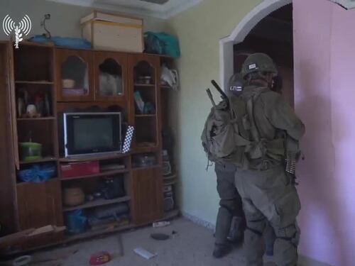 I soldati israeliani eliminano terroristi e trovano armi a Rafah