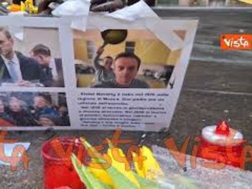 Fiori e ceri accesi per Navalny a due passi dal Duomo di Milano