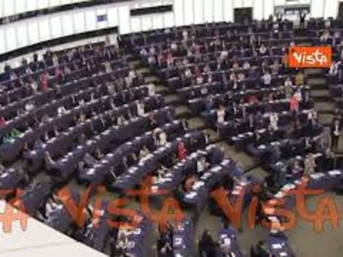 Standing ovation per von der Leyen da eurodeputati "centristi", destra e sinistra non applaudono