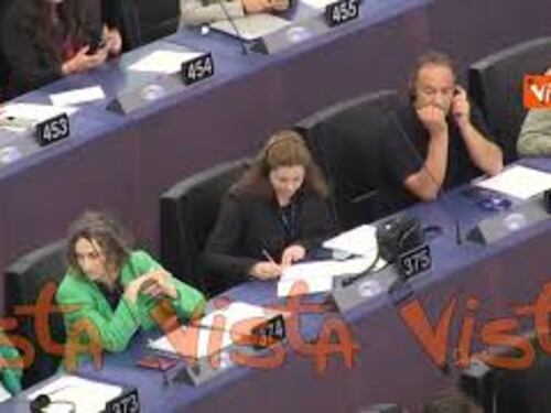 Ilaria Salis all'Eurocamera seduta tra Cecilia Strada e Mimmo Lucano, sotto di lei Carola Rakete