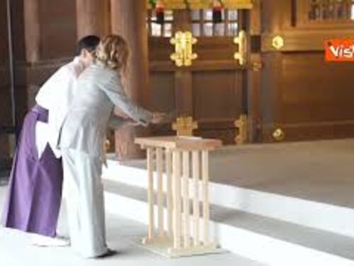 Meloni a Tokyo visita il santuario di Meiji