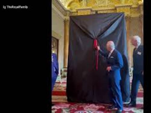 Re Carlo svela il suo primo ritratto dall'incoronazione, il video