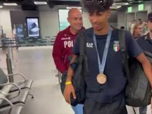 Olimpiadi Parigi, Mattia Furlani rientra a Fiumicino con la sua medaglia di bronzo al collo