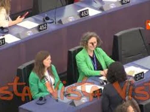 Cecilia Strada saluta una collega durante l'attesa del voto su von der Leyen in Aula