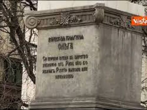 Ecco la statua della principessa Olga di Kiev con il giubbotto antiproiettile