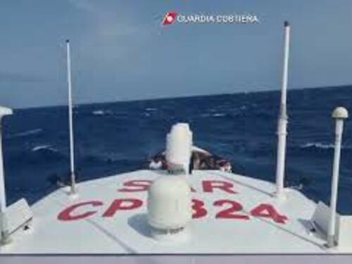 Guardia costiera salva 37 migranti a sud-est di Lampedusa, le immagini