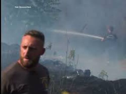Vasto incendio a Cinecittà, le operazioni di spegnimento e le colonne di fumo nei cieli di Roma