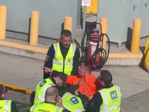 Il passeggero che si è calato fuori dall'aereo a Melbourne