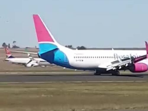 Boeing 737 della FlySafair perde una ruota, paura sul volo costretto a fare un atterraggio d'emergenza. Il video choc