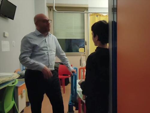 Il presidente della Camera dei deputati, Lorenzo Fontana, insieme ai bambini del Policlinico Gemelli