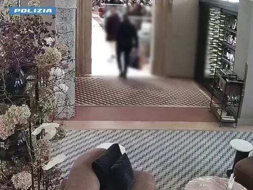 I ladri in azione nei negozi del quadrilatero della moda di Milano: il video