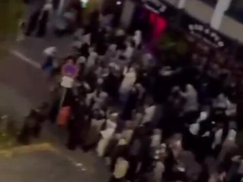Bandiere musulmane e cori: l'Islam estremo in piazza ad Amburgo