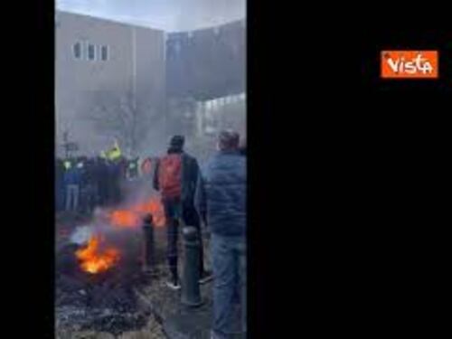 Protesta agricoltori a Bruxelles, le fiamme davanti al Consiglio Ue