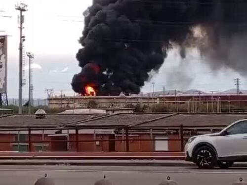 Il deposito Eni in fiamme a Calenzano