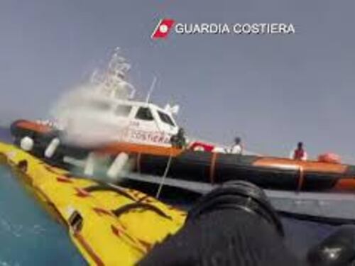 La Guardia Costiera salva 7 migranti da un barcone alla deriva a largo di Lampedusa