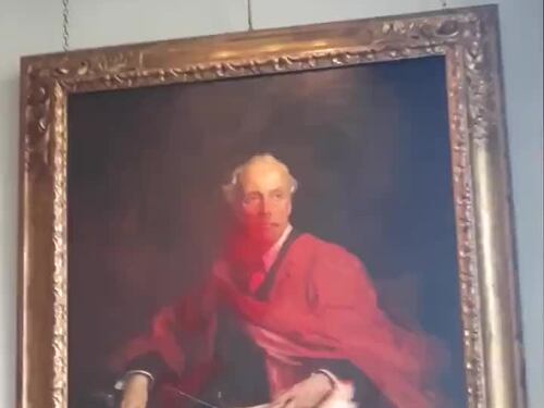 Attivisti distruggono il ritratto di Lord Belfour nel Trinity College di Cambridge
