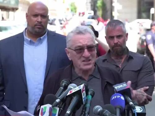 Il discorso di Robert De Niro contro Trump fuori dal tribunale di New York