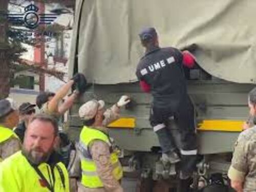 Alluvione Valencia, anche l'aeronautica militare al lavoro per spalare il fango dalle strade