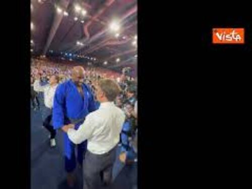 Olimpiadi Parigi, il francese Teddy Riner oro nel judo, l'abbraccio di Macron