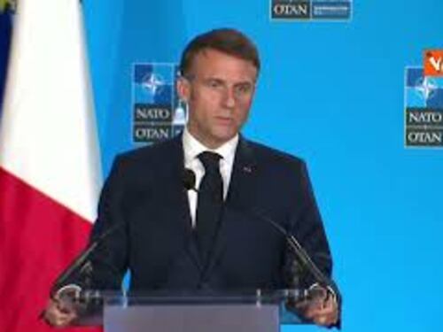 Macron difende Biden: "I lapsus capitano a tutti noi"