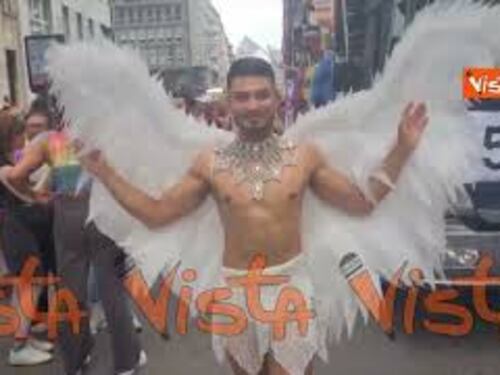 Ali da angelo, body e calzini arcobaleno, palloncini. Ecco i look stravaganti del Pride di Milano