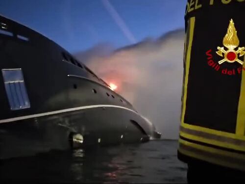 Emergenza ambientale in Sardegna, a fuoco uno yacht a Olbia