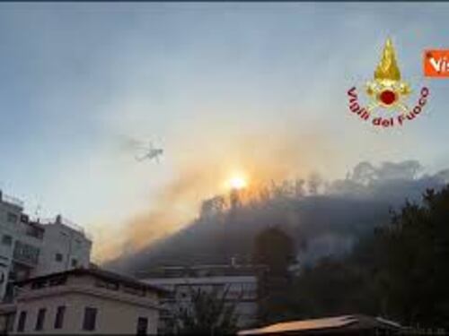 Vasto incendio a Roma, l'elicottero dei Vigili del Fuoco tra i palazzi di Monte Mario