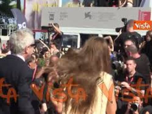 Venezia 81, Kevin Kline sfila sul red carpet di Disclaimer