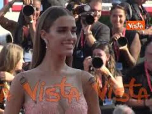 Clara sul red carpet in un romantico abito rosa con sensuali trasparenze sul corpetto