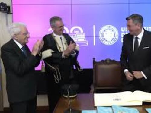 Mattarella accolto dagli applausi all'Università di Trieste per laurea honoris causa
