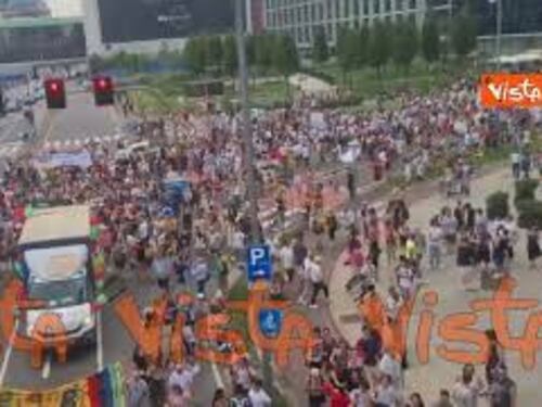 Pride a Milano, in migliaia al corteo lgbt per le strade della città