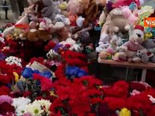 Una montagna di peluche lasciati sul luogo di un attacco russo a Odessa per le vittime