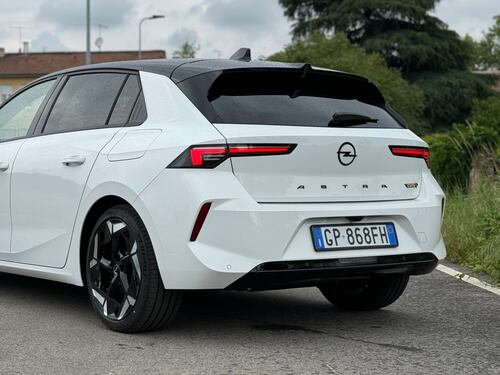 Opel Astra GSe: il video in pillole della nuova compatta plug-in da 225 CV
