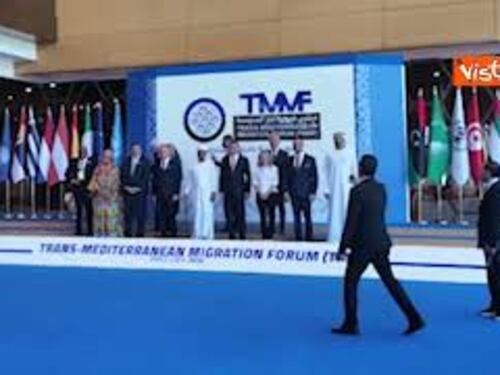 Meloni in Libia, la foto di famiglia per il Trans-Mediterranean Migration Forum a Tripoli