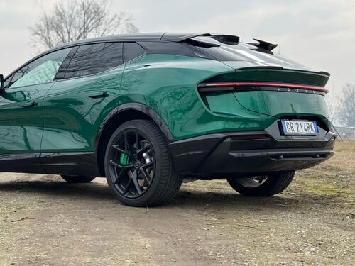 Lotus Eletre: guarda il video in pillole del suv elettrico da 612 CV