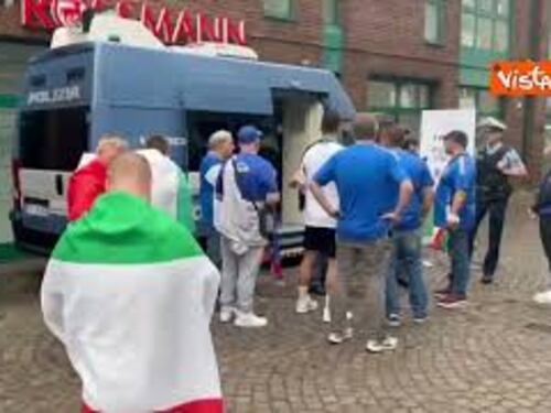 Euro 2024, ecco il "Punto Italia" della Polizia a Gelsenkirchen per info e assistenza ai tifosi